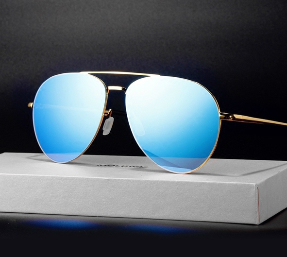 Дамски слънчеви очила със сини огледални стъкла 