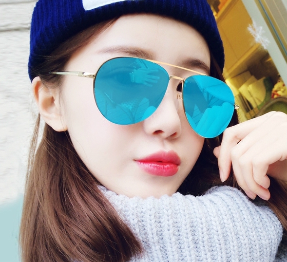 Дамски слънчеви очила със сини огледални стъкла 