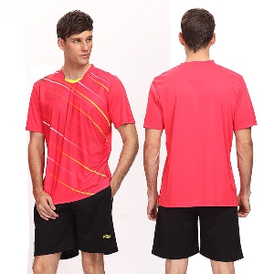 Мъжки летни спортни екипи за тенис и волейбол с червена, синя, жълта и зелена тениска с къс ръкав и къси черни панталони