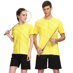 Мъжки летни спортни екипи за тенис и волейбол с червена, синя, жълта и зелена тениска с къс ръкав и къси черни панталони