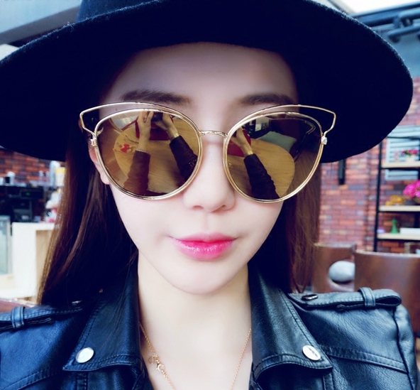 Дамски слънчеви очила със златисти стъкла и кръгла форма