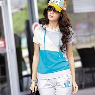 Дамски спортен екип в две цветови комбинации.