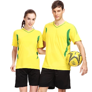 Ανδρικά σπορ  φόρμες για αθλήματα και ποδόσφαιρο - κοντομάνικα μπλουζάκια και σορτς σε  κίτρινο, κόκκινο και  λευκό χρώμα