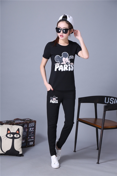 Дамски спортен екип с апликация в пет цвята.