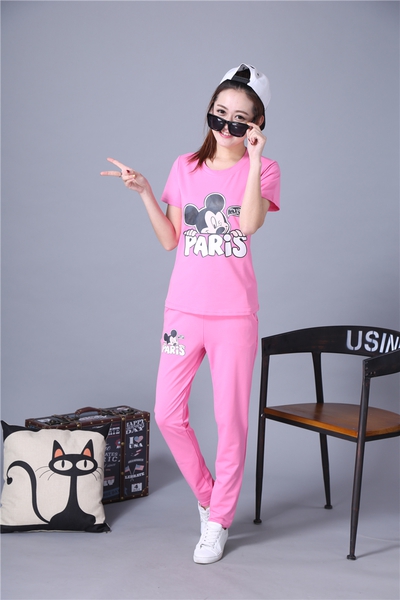 Дамски спортен екип с апликация в пет цвята.