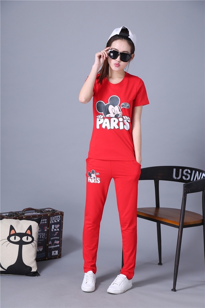 Дамски спортен екип с апликация в пет цвята.