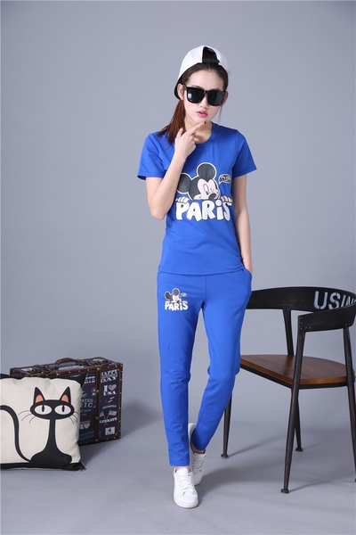 Дамски спортен екип с апликация в пет цвята.