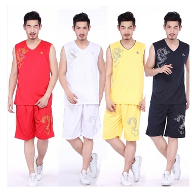 Αθλητικά ανδρικά σύνολα για  μπάσκετ - σορτς και ένα μπλουζάκι σε λευκό, μαύρο, κόκκινο και κίτρινο χρώμα