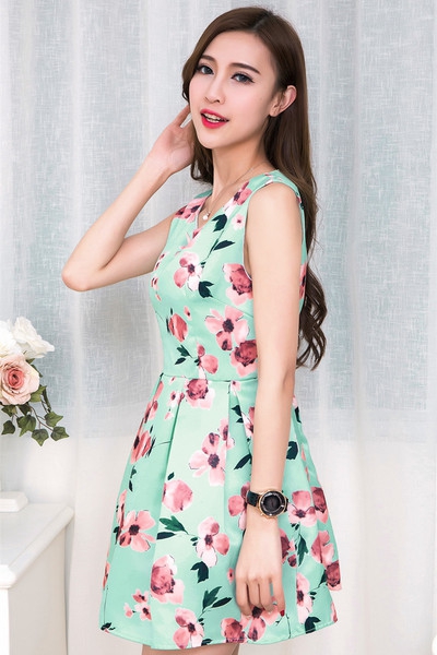 Дамска лятна сатенена светлозелена широка и къса рокля с цветя топ свеж модел за плаж и ежедневие