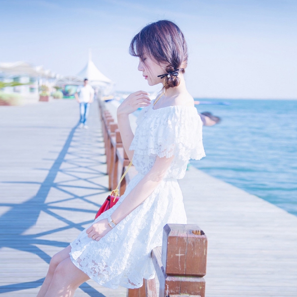 Дамска лятна бяла  плажна дантелена рокля без презрамки с еластична талия