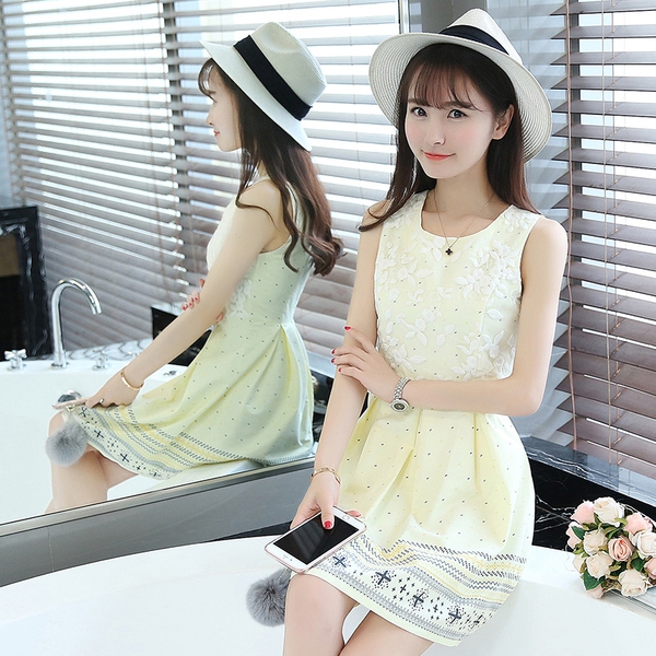 Къса  дамска лятна разкроена жълта рокля с бродерия.