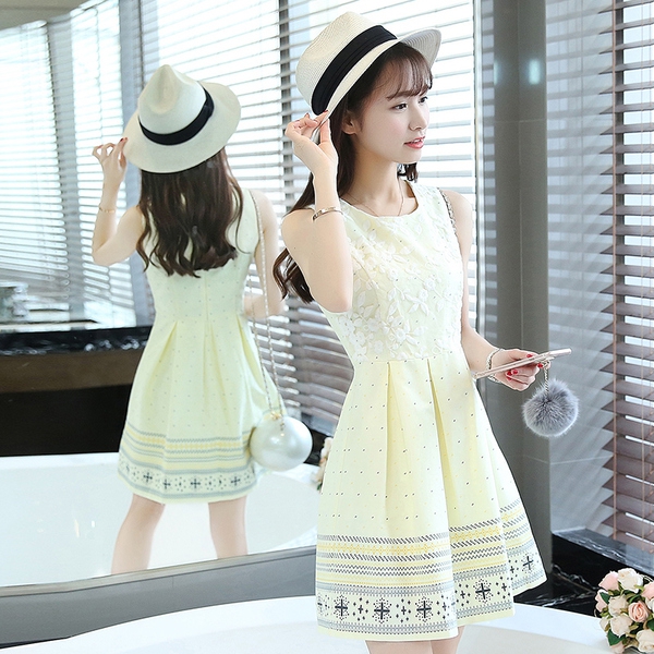 Къса  дамска лятна разкроена жълта рокля с бродерия.