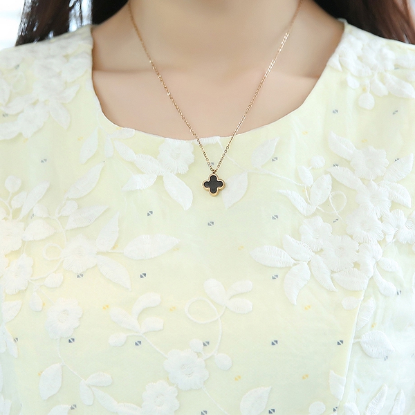 Къса  дамска лятна разкроена жълта рокля с бродерия.