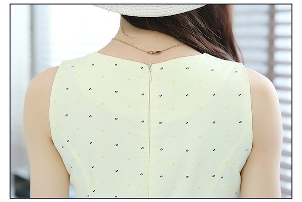 Къса  дамска лятна разкроена жълта рокля с бродерия.