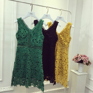 Дамски  дантелени летни къси рокли със следните цветове: бели, зелени, черни, жълти с V образно деколте топ модел за купон 