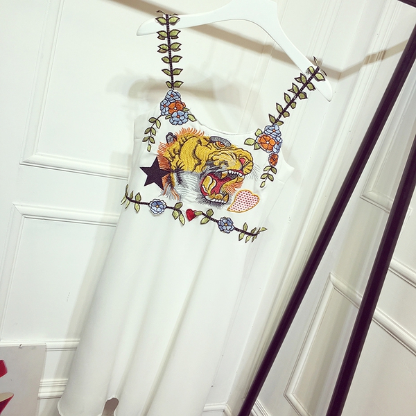 Дамска лятна плажна рокля с презрамка и бродерия от 3D цветя и щампа на животни бяла и черна къса