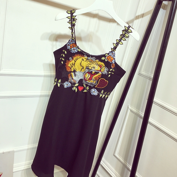 Дамска лятна плажна рокля с презрамка и бродерия от 3D цветя и щампа на животни бяла и черна къса