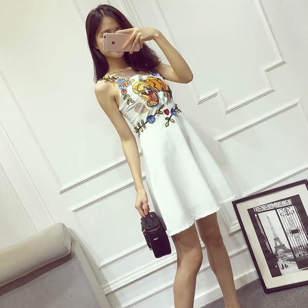 Дамска лятна плажна рокля с презрамка и бродерия от 3D цветя и щампа на животни бяла и черна къса