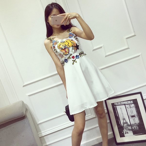 Дамска лятна плажна рокля с презрамка и бродерия от 3D цветя и щампа на животни бяла и черна къса