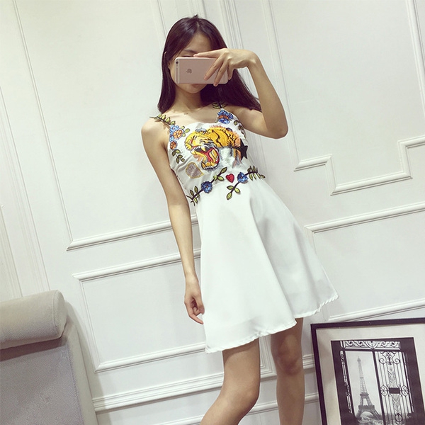 Дамска лятна плажна рокля с презрамка и бродерия от 3D цветя и щампа на животни бяла и черна къса