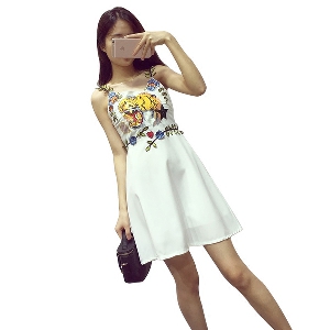 Дамска лятна плажна рокля с презрамка и бродерия от 3D цветя и щампа на животни бяла и черна къса