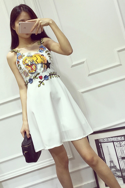 Дамска лятна плажна рокля с презрамка и бродерия от 3D цветя и щампа на животни бяла и черна къса