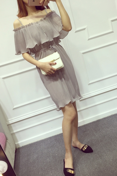 Дамска червена, сива, розова, бяла лятна елегантна шифонена миди рокля с презрамки и дължина над коляното