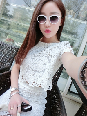 Οι γυναίκες κομψό δαντελωτές σύνολο φούστα και μπλούζα σε λευκό και μοβ.