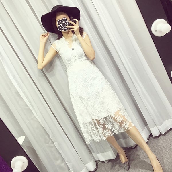 Дамски дантелена лятна рокля с V образно деколте черна, бяла, розова: тип миди с дължина около коляното