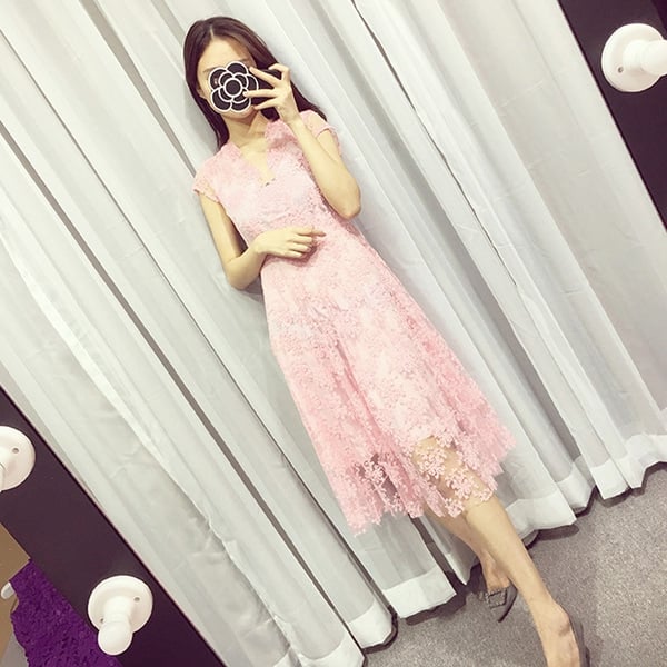 Дамски дантелена лятна рокля с V образно деколте черна, бяла, розова: тип миди с дължина около коляното