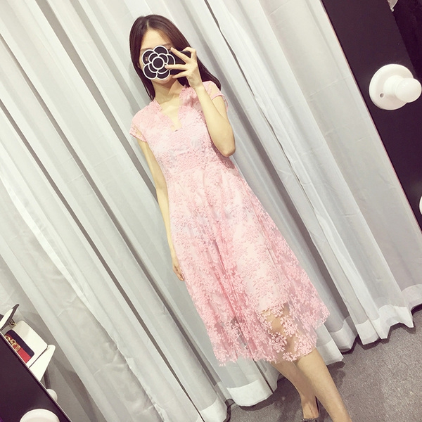 Дамски дантелена лятна рокля с V образно деколте черна, бяла, розова: тип миди с дължина около коляното