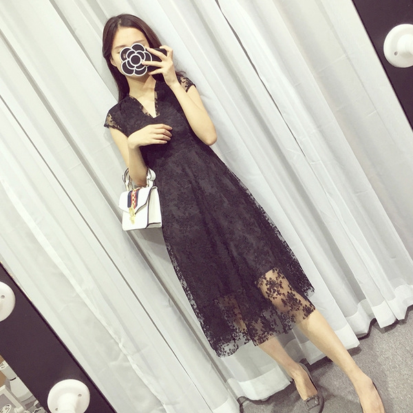 Дамски дантелена лятна рокля с V образно деколте черна, бяла, розова: тип миди с дължина около коляното