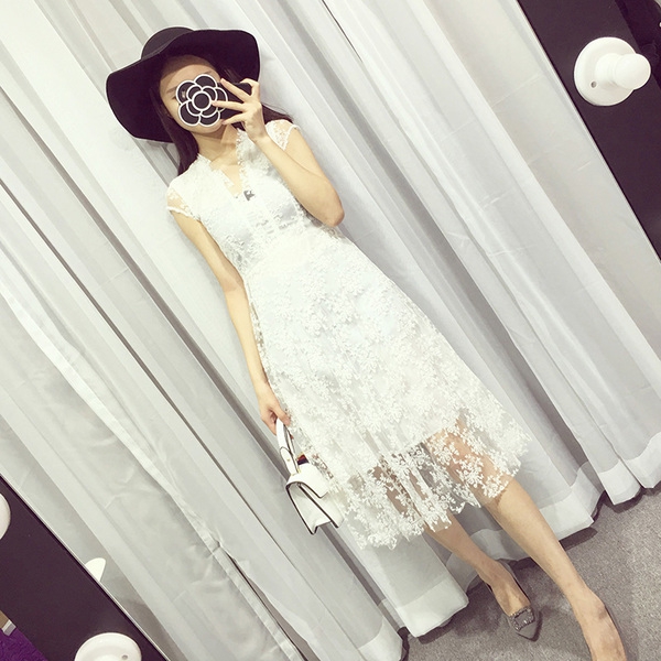 Дамски дантелена лятна рокля с V образно деколте черна, бяла, розова: тип миди с дължина около коляното