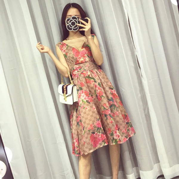 Κυρίες φορέματα ευρύ μαύρο και ροζ λουλούδι καλοκαίρι μύδια τύπου μήκους γύρω από το γόνατο και V Neck