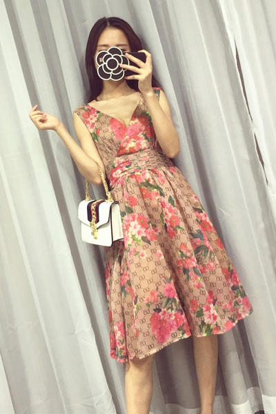 Κυρίες φορέματα ευρύ μαύρο και ροζ λουλούδι καλοκαίρι μύδια τύπου μήκους γύρω από το γόνατο και V Neck