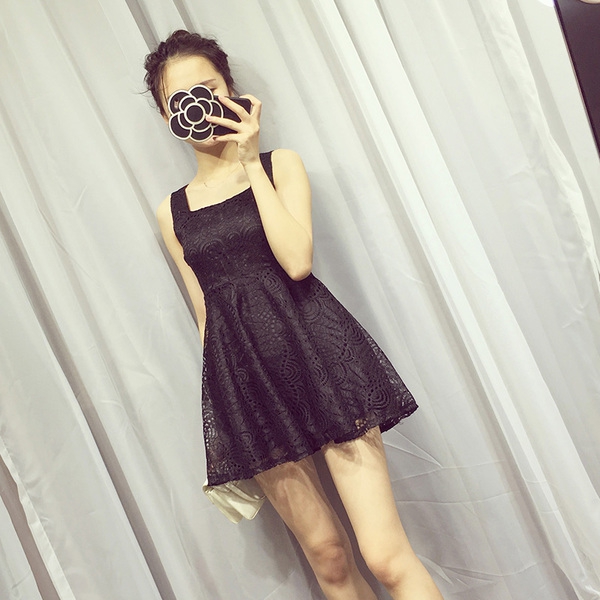 Οι γυναίκες σύντομο φορέματα του καλοκαιριού για τη ζωή παραλία και το κόμμα: κόκκινο, λευκό, μαύρο, σέξι και δαντέλα