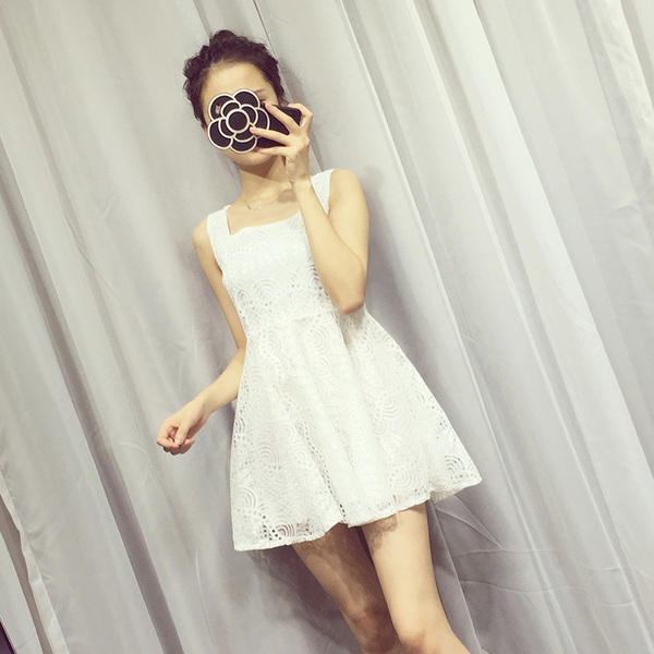 Οι γυναίκες σύντομο φορέματα του καλοκαιριού για τη ζωή παραλία και το κόμμα: κόκκινο, λευκό, μαύρο, σέξι και δαντέλα