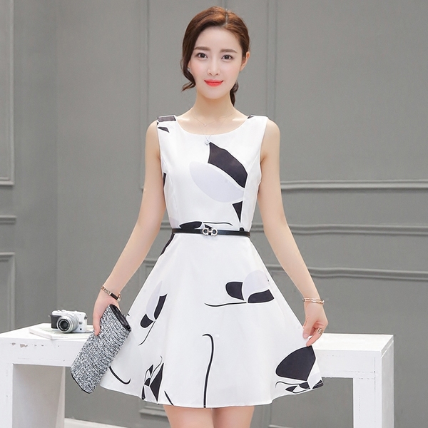 Дамска къса нежна рокля в бял цвят - един модел