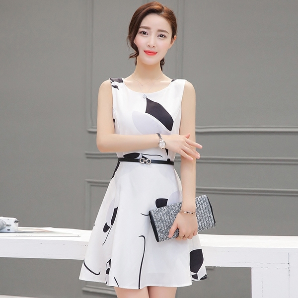 Дамска къса нежна рокля в бял цвят - един модел