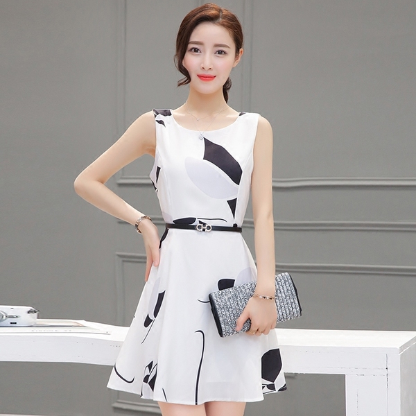 Дамска къса нежна рокля в бял цвят - един модел