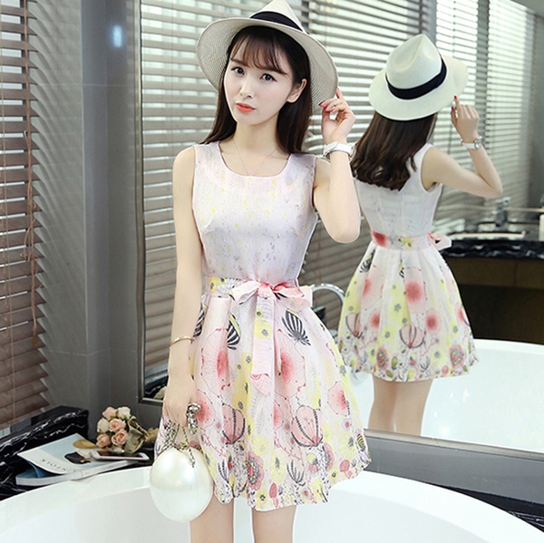 Къса дамска лятна рокля в розов цвят с флорални мотиви.