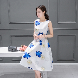 Κυρίες καλοκαιρινό φόρεμα με μπλε λουλούδια-ένα μοντέλο.