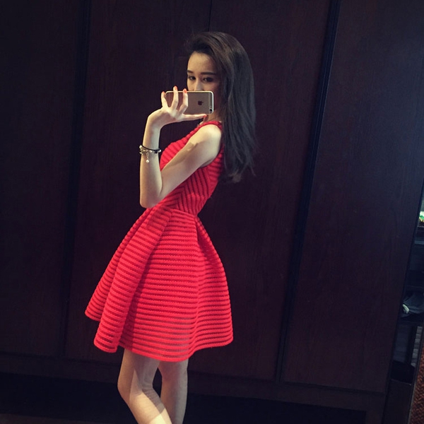 Къси дамски летни рокли в бял,черен и червен цвят.