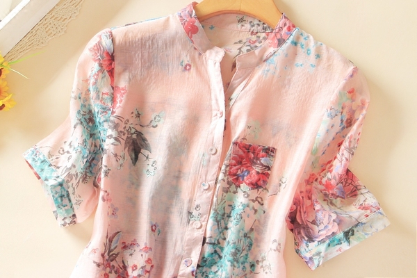 Κυρίες, μεγάλη, επίσημη πουκάμισο λουλούδια για περιπτώσεις ή την καθημερινή ζωή σε ροζ και λευκό - κοντό μανίκι