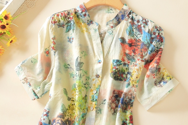 Κυρίες, μεγάλη, επίσημη πουκάμισο λουλούδια για περιπτώσεις ή την καθημερινή ζωή σε ροζ και λευκό - κοντό μανίκι