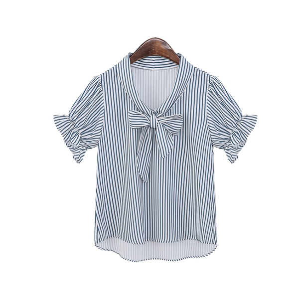 Дамска модерна лятна риза с къс ръкав на черно и бяло райе с Ве V образно деколте