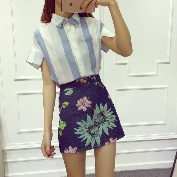 Дамска раирана риза в бели и сини цветове с къс ръкав и остра яка