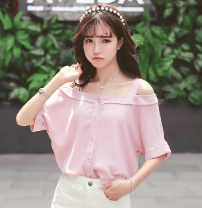 βαμβακερά πουκάμισα των γυναικών σε λευκό και ροζ χρώμα κατάλληλο για το καλοκαίρι με κοντά μανίκια