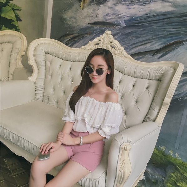 Дамски модерни летни шифонени ризи с къс ръкав в два варианта: бял и черен с цветен принт