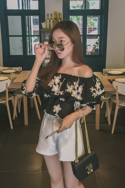 Дамски модерни летни шифонени ризи с къс ръкав в два варианта: бял и черен с цветен принт